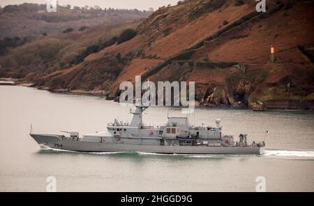 Cork Harbour, Cork, Irlanda. 21st Jan 2022. La nave navale LÉ George Bernard Shaw ritorna al suo porto dopo aver completato una pattuglia in una mattinata grigia a Cork Harbour, Cork, Irlanda. - Picture Credit: David Creedon/Alamy Live News Foto Stock