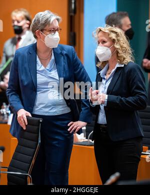 Berlino, Germania. 21st Jan 2022. Klara Geywitz (SPD), ministro federale dell'edilizia e dell'edilizia, e Steffi Lemke (Bündnis 90/Die Grünen), ministro federale dell'ambiente, della conservazione della natura, della sicurezza nucleare e della protezione dei consumatori, parlano all'inizio della riunione chiusa del gabinetto federale presso la Cancelleria federale. Dopo sei settimane di giuramento, il nuovo governo federale si riunisce per la sua prima riunione chiusa. Le discussioni si concentreranno sulla presidenza tedesca del G7 e sull'accelerazione degli investimenti in futuro. Credit: Bernd von Jutrczenka/dpa/Alamy Live News Foto Stock