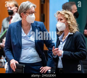 Berlino, Germania. 21st Jan 2022. Klara Geywitz (SPD), ministro federale dell'edilizia e dell'edilizia, e Steffi Lemke (Bündnis 90/Die Grünen), ministro federale dell'ambiente, della conservazione della natura, della sicurezza nucleare e della protezione dei consumatori, parlano all'inizio della riunione chiusa del gabinetto federale presso la Cancelleria federale. Dopo sei settimane di giuramento, il nuovo governo federale si riunisce per la sua prima riunione chiusa. Le discussioni si concentreranno sulla presidenza tedesca del G7 e sull'accelerazione degli investimenti in futuro. Credit: Bernd von Jutrczenka/dpa/Alamy Live News Foto Stock