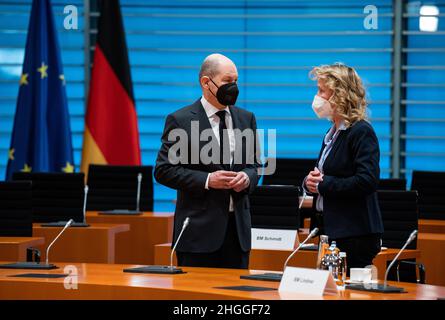 Berlino, Germania. 21st Jan 2022. Il Cancelliere OLAF Scholz (SPD) e Steffi Lemke (Bündnis 90/Die Grünen), Ministro federale dell'ambiente, della conservazione della natura, della sicurezza nucleare e della protezione dei consumatori, parlano all'inizio della riunione chiusa del gabinetto federale presso la Cancelleria federale. Dopo sei settimane di giuramento, il nuovo governo federale si riunisce per la sua prima riunione chiusa. Le discussioni si concentreranno sulla presidenza tedesca del G7 e sull'accelerazione degli investimenti in futuro. Credit: Bernd von Jutrczenka/dpa/Alamy Live News Foto Stock