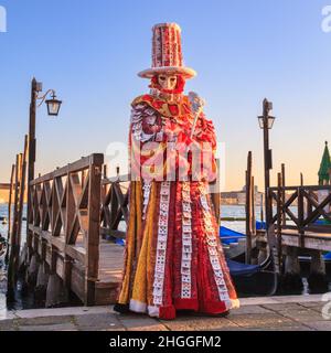 Partecipante allo storico gioco di carte costume, cappello e maschera in laguna il Carnevale di Venezia, Carnivale di Venezia, Italia Foto Stock