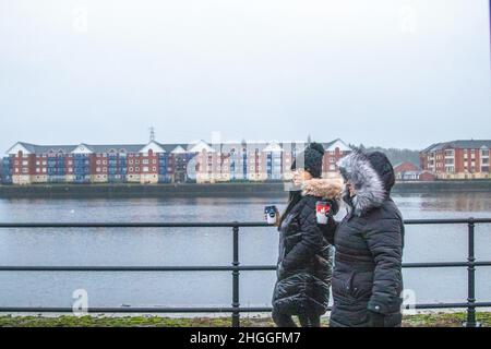 Preston, Lancashire. Meteo UK 21 Gen 2022. Piogge fredde e bagnate iniziano la giornata a Preston. Freddo periodo di sole di inverno barmy è passato sostituito da un umido, umido, piovoso condizioni conosciute in Scozia come DREICH  noioso e cupo. Il primo uso registrato della parola 'reich' fu nel 1420, quando originariamente significava 'during' o 'low, tedious'. Credit: MediaWorldImages/AlamyLiveNews Foto Stock