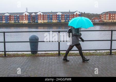 Preston, Lancashire. Meteo UK 21 Gen 2022. Piogge fredde e bagnate iniziano la giornata a Preston. Freddo periodo di sole di inverno barmy è passato sostituito da un umido, umido, piovoso condizioni conosciute in Scozia come DREICH  noioso e cupo. Il primo uso registrato della parola 'reich' fu nel 1420, quando originariamente significava 'during' o 'low, tedious'. Credit: MediaWorldImages/AlamyLiveNews Foto Stock