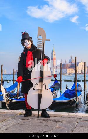 Un personaggio pierrot o Sad Clown, commedia dell'arte in costume di lusso al Carnevale di Venezia, Carnivale di Venezia, Italia Foto Stock