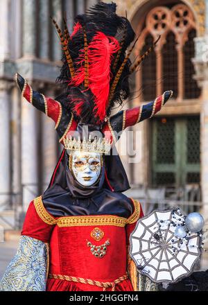 Donna in coloratissimo costume veneziano, cappello e maschera, posa al  Carnevale di Venezia, Carnevale di Venezia, Italia Foto stock - Alamy