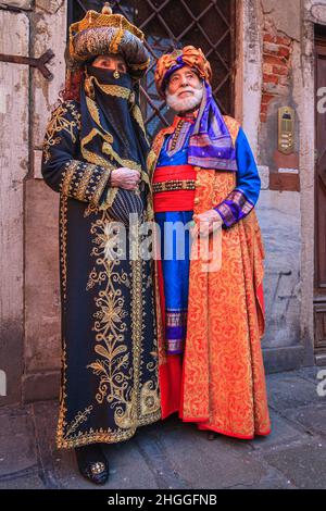 Uomo e donna in abito orientale fantasia costume storico posa al Carnevale di Venezia, Carnevale di Venezia, Italia Foto Stock