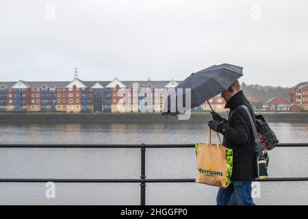 Preston, Lancashire. Meteo UK 21 Gen 2022. Piogge fredde e bagnate iniziano la giornata a Preston. Freddo periodo di sole di inverno barmy è passato sostituito da un umido, umido, piovoso condizioni conosciute in Scozia come DREICH  noioso e cupo. Il primo uso registrato della parola 'reich' fu nel 1420, quando originariamente significava 'during' o 'low, tedious'. Credit: MediaWorldImages/AlamyLiveNews Foto Stock