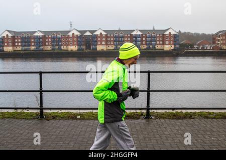 Preston, Lancashire. Meteo UK 21 Gen 2022. Piogge fredde e bagnate iniziano la giornata a Preston. Freddo periodo di sole di inverno barmy è passato sostituito da un umido, umido, piovoso condizioni conosciute in Scozia come DREICH  noioso e cupo. Il primo uso registrato della parola 'reich' fu nel 1420, quando originariamente significava 'during' o 'low, tedious'. Credit: MediaWorldImages/AlamyLiveNews Foto Stock