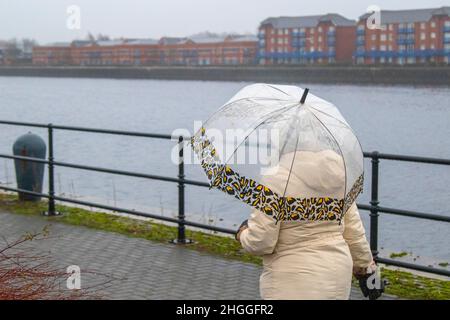 Preston, Lancashire. Meteo UK 21 Gen 2022. Piogge fredde e bagnate iniziano la giornata a Preston. Freddo periodo di sole di inverno barmy è passato sostituito da un umido, umido, piovoso condizioni conosciute in Scozia come DREICH  noioso e cupo. Il primo uso registrato della parola 'reich' fu nel 1420, quando originariamente significava 'during' o 'low, tedious'. Credit: MediaWorldImages/AlamyLiveNews Foto Stock