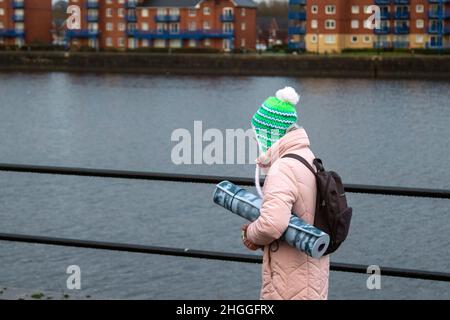 Preston, Lancashire. Meteo UK 21 Gen 2022. Piogge fredde e bagnate iniziano la giornata a Preston. Freddo periodo di sole di inverno barmy è passato sostituito da un umido, umido, piovoso condizioni conosciute in Scozia come DREICH  noioso e cupo. Il primo uso registrato della parola 'reich' fu nel 1420, quando originariamente significava 'during' o 'low, tedious'. Credit: MediaWorldImages/AlamyLiveNews Foto Stock