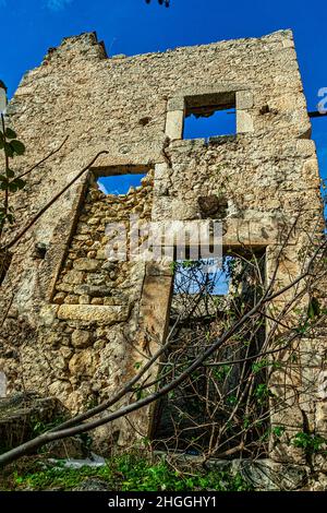 Antica casa in rovina senza tetto nel villaggio montano di Roccacasale. Roccacasale, provincia di l'Aquila, Abruzzo, Italia, Europa Foto Stock