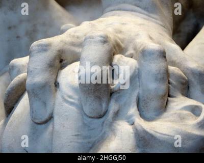 Lille, Francia- Dicembre 10 2016 dettaglio da una statua di Émile Peynot (1850-1932) chiamato la Proie fatto nel 1888. Mostra la mano di un uomo in lotta. Foto Stock