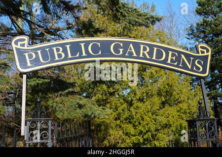 Porta d'ingresso con le parole 'giardini pubblici' all'entrata in Halifax, Canada Foto Stock