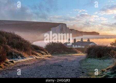 Vista delle guardie costiere Cottages alla foce del fiume Ouse in inverno - gennaio Foto Stock