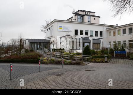 Bad Rothenfelde, Germania. 21st Jan 2022. Vista dell'ingresso della Teutoburg Forest Clinic. Il Ministro della Sanità della bassa Sassonia Behrens visita la clinica di riabilitazione per i pazienti post-convivici. Credit: Friso Gentsch/dpa/Alamy Live News Foto Stock