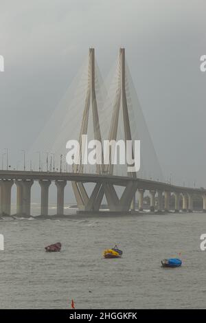 Bella vista di Worali Bandra sealink durante il monsone, Mumbai, Maharashtra, India. Foto Stock