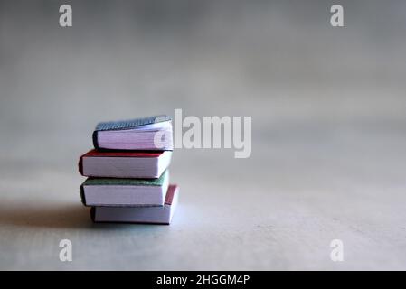 Pila di immagini a fuoco selettivo di libri su pavimento in cemento con spazio per la copia del testo Foto Stock