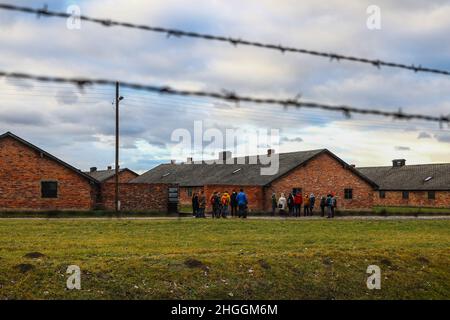 Recinzione di filo spinato e caserme presso l'ex campo di concentramento e sterminio nazista di Auschwitz II-Birkenau a Oswiecim, Polonia, il 3 gennaio 2022. Foto Stock