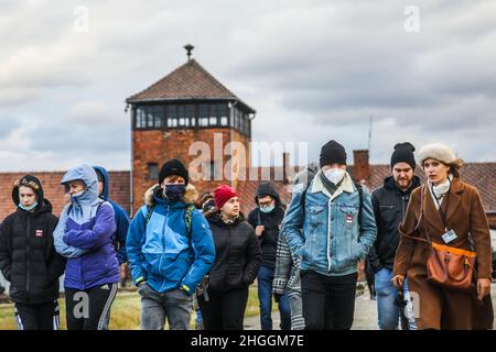 I visitatori dell'ex campo di concentramento e sterminio nazista di Auschwitz II-Birkenau a Oswiecim, in Polonia, il 3 gennaio 2022. Foto Stock