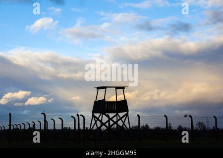 Recinzione di filo spinato e torre di guardia presso l'ex campo di concentramento e sterminio nazista di Auschwitz II-Birkenau a Oswiecim, Polonia, il 3 gennaio 2022. Foto Stock