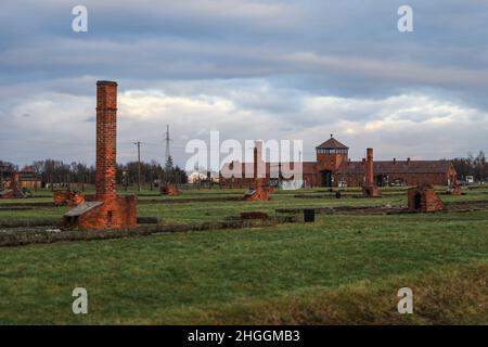 I camini di crematorio di mattoni sono rimasti in rovina e la porta della morte, l'ingresso principale dell'ex campo di concentramento e sterminio nazista-tedesco di Auschwitz II-Birkenau a Oswiecim, Polonia il 3 gennaio 2022. Foto Stock