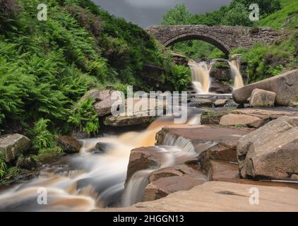 Cascata Three Shires Head a lunga esposizione nel Peak District UK Foto Stock