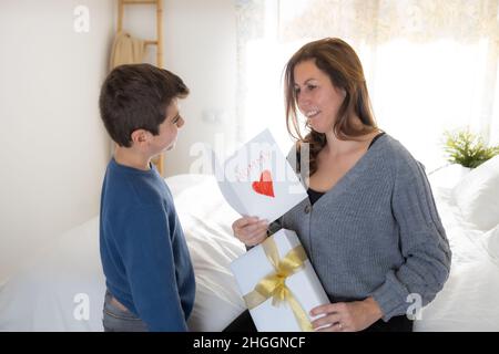 Madre e figlio nel giorno delle madri Foto Stock