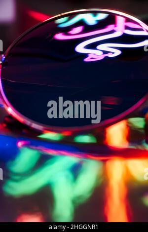 Astratto artistico Neon fenicottero in riflessione occhiali da sole rotondi. La cultura del party e la scura atmosfera retrò in dettagli ravvicinati. Foto verticale per la storie Foto Stock