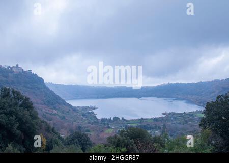 Vista sul lago di Nemi , Roma, Italia dalla montagna Foto Stock