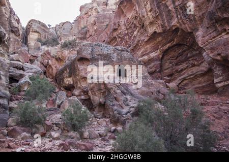 Petra Jordan, con canyon, grotte, paesaggio desertico ed edifici, tombe e altre strutture scolpite dai Nabatei secoli fa nella roccia rosa Foto Stock