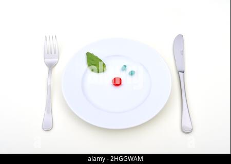 immagine simbolica per alimenti sintetici, consumo di compresse, abuso di compresse, dieta Foto Stock
