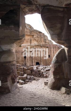 Petra Jordan, con canyon, grotte, paesaggio desertico ed edifici, tombe e altre strutture scolpite dai Nabatei secoli fa nella roccia rosa Foto Stock