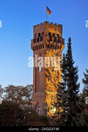 Sguardo illuminato al Karlshoehe al crepuscolo, Germania, Renania Settentrionale-Vestfalia, Sauerland, Halver Foto Stock