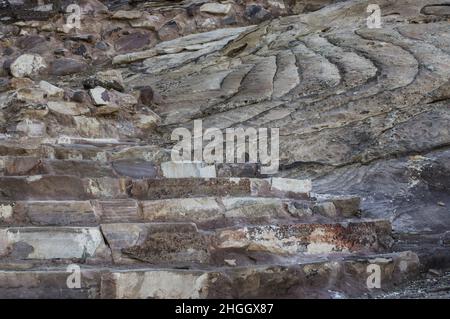 Petra Jordan, con canyon, grotte, paesaggio desertico ed edifici, tombe e altre strutture scolpite dai Nabatei secoli fa nella roccia rosa Foto Stock