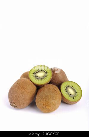 kiwi, uva spina cinese (Actinidia deliciosa), kiwi freschi, alcuni dimezzati Foto Stock