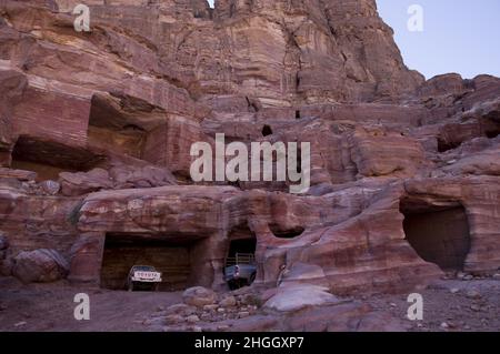 Toyota pick-up camion parcheggiati in antiche strutture Nabatee a Petra, Giordania tra canyon, grotte, paesaggio desertico ed edifici. Foto Stock