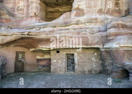 Petra Jordan, con canyon, grotte, paesaggio desertico ed edifici, tombe e altre strutture scolpite dai Nabatei secoli fa nella roccia rosa Foto Stock