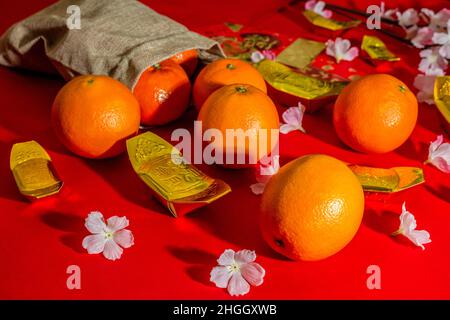 Sopra gli accessori di vista del nuovo anno cinese o festa di umore giorno arance oro e tasche Angpao whit ciliegio fiore branca decorazioni Foto Stock