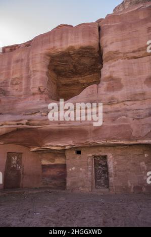 Petra Jordan, con canyon, grotte, paesaggio desertico ed edifici, tombe e altre strutture scolpite dai Nabatei secoli fa nella roccia rosa Foto Stock