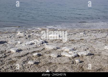 Formazioni saline nel Mar Morto in Giordania, Medio Oriente. Sale cristalli acqua salina sedimentazione nel punto più basso della terra, il lago più basso Foto Stock