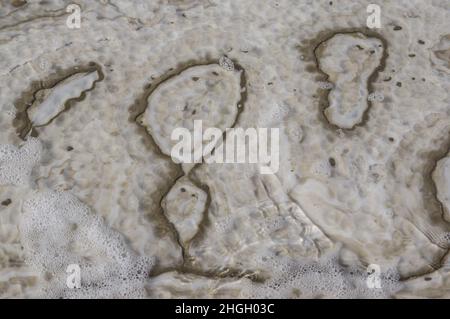 Formazioni saline nel Mar Morto in Giordania, Medio Oriente. Sale cristalli acqua salina sedimentazione al posto più basso, lago più basso sulla terra. Foto Stock