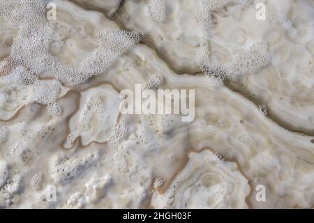 Formazioni saline nel Mar Morto in Giordania, Medio Oriente. Sale cristalli acqua salina sedimentazione al posto più basso, lago più basso sulla terra. Foto Stock