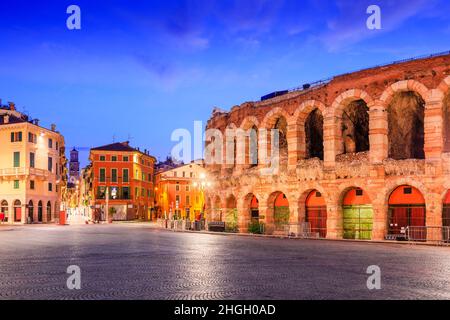 Verona, Italia. L'Arena di Verona, anfiteatro romano in Piazza Bra. Foto Stock