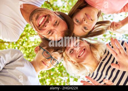 Felice genitori e due bambini come una piccola famiglia armoniosa in vacanza estiva Foto Stock