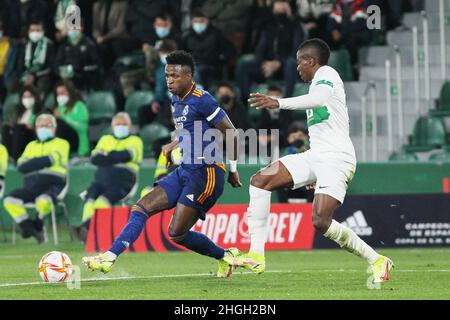 Elche, Alicante, Spagna. 20th Jan 2022. Vinicius Junior del Real Madrid e Helibelton Palacios dell'Elche durante la Coppa di Spagna, Copa del Rey, round di 16 partite di calcio tra l'Elche CF e il Real Madrid il 20 gennaio 2022 allo stadio Martinez Valero di Elche, Alicante, Spagna - Foto: IRH/DPPI/LiveMedia Credit: Independent Photo Agency/Alamy Live News Foto Stock
