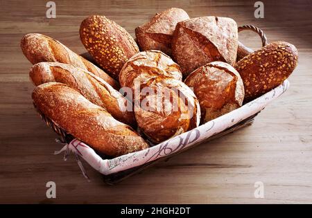 Pane e baguette in un cestino. Foto Stock