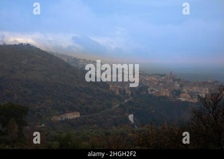 Vista della città di Tivoli d'Italia dalla cima della montagna Foto Stock
