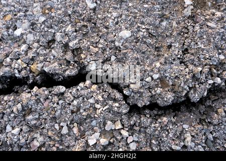 Crepe sulla strada asfaltata. Foto Stock