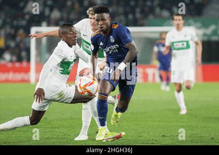Elche, Alicante, Spagna. 20th Jan 2022. Vinicius Junior del Real Madrid e Helibelton Palacios dell'Elche durante la Coppa di Spagna, Copa del Rey, round di 16 partite di calcio tra l'Elche CF e il Real Madrid il 20 gennaio 2022 allo stadio Martinez Valero di Elche, Alicante, Spagna - Foto: IRH/DPPI/LiveMedia Credit: Independent Photo Agency/Alamy Live News Foto Stock