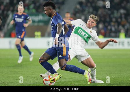 Elche, Alicante, Spagna. 20th Jan 2022. Vinicius Junior del Real Madrid e Raul Guti dell'Elche durante la Coppa di Spagna, Copa del Rey, round di 16 partite di calcio tra l'Elche CF e il Real Madrid il 20 gennaio 2022 allo stadio Martinez Valero di Elche, Alicante, Spagna - Foto: IRH/DPPI/LiveMedia Credit: Independent Photo Agency/Alamy Live News Foto Stock